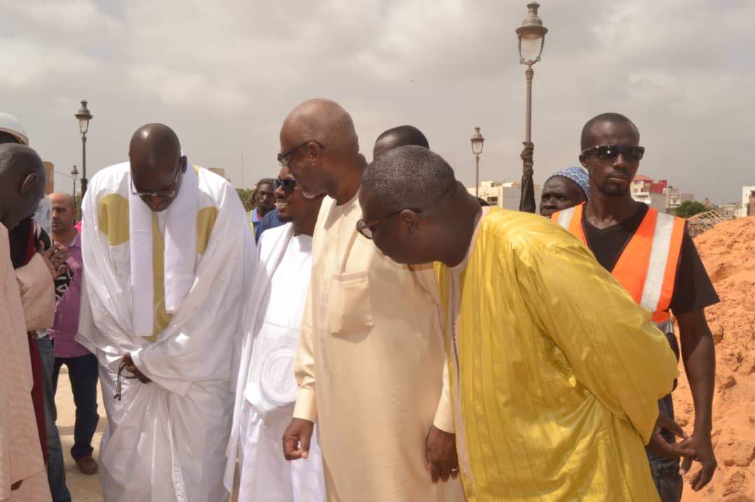 Serigne Bass Abdou Khadre en visite sur le chantier de Massalikoul Jinane