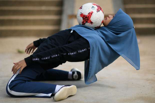 Qhouirunnisa' Endang Wahyudi, 18 ans, fan de football freestyle, dans un parc à Klang, près de Kuala Lumpur le 11 juillet 2018