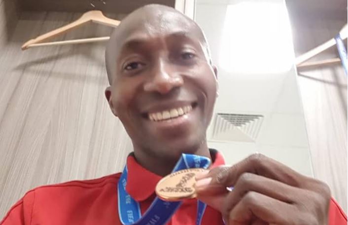 (06 photos): Arbitre assistant de la petite finale Belgique (2 – 0) Angleterre, Malang Diédhiou très fier de sa médaille !