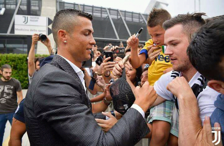 Photos – Arrivée de Cristiano Ronaldo à Turin