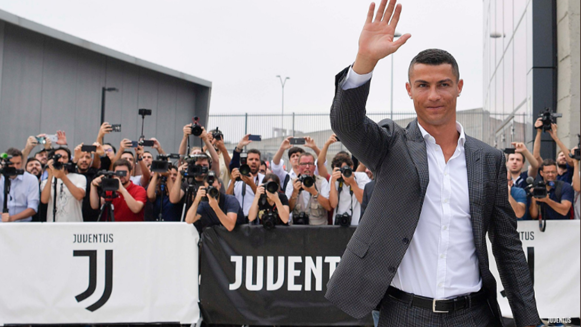 Photos – Arrivée de Cristiano Ronaldo à Turin Photos – Arrivée de Cristiano Ronaldo à Turin