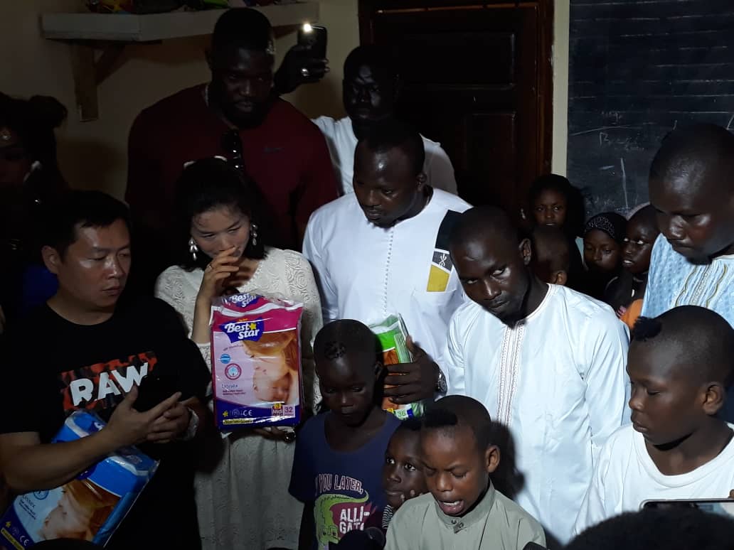 Photos : Modou Lô au chevet des orphelins du centre Keur Serigne Saliou