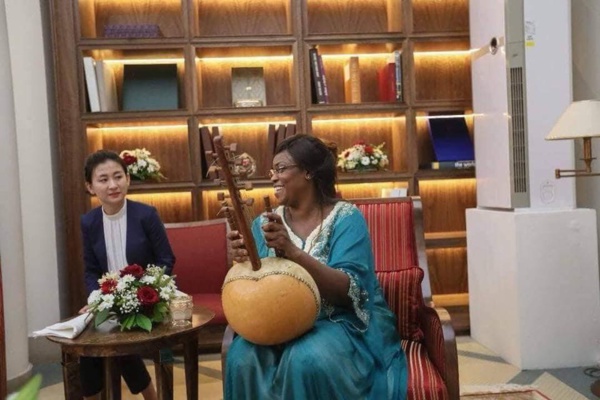 Photos : Marième Faye Sall jouant la Kora devant la Première dame de Chine, la photo qui fait le buzz