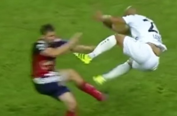 «Est-ce le pire tacle de tous les temps?»