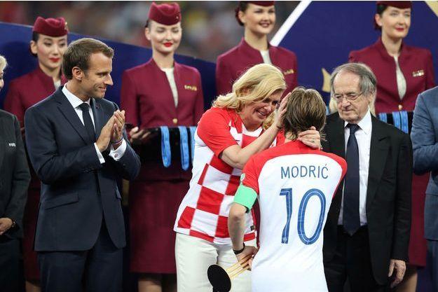 La présidente croate Kolinda Grabar-Kitarović félicite Luka Modric sous les yeux d'Emmanuel Macron. Carl Recine/Reuters