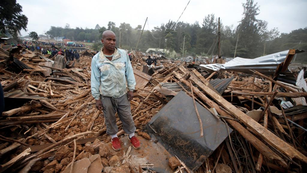 Kibera (Nairobi), le 23 juillet 2018. Un homme se tient au milieu des amas de sa maison qui vient d'être rasée par des bulldozers en prévision de la construction d'une route. © REUTERS/Baz Ratner