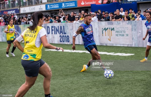 Football: Neymar joue contre de jeunes joueuses brésiliennes