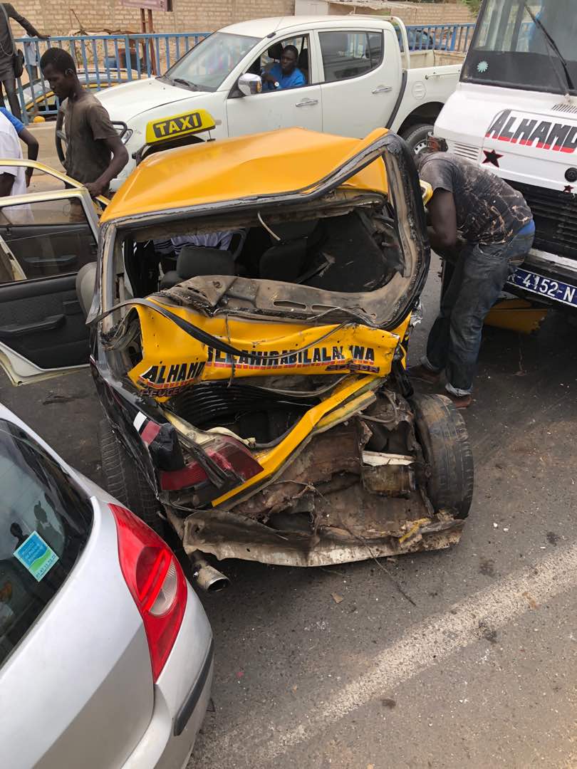 Foire : Un car Ndiaga Ndiaye fonce et réduit en miettes un taxi