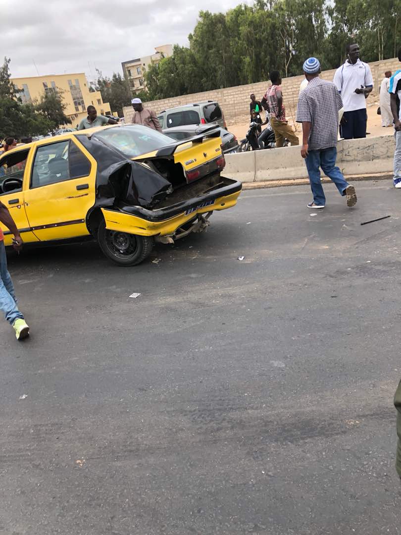 Foire : Un car Ndiaga Ndiaye fonce et réduit en miettes un taxi