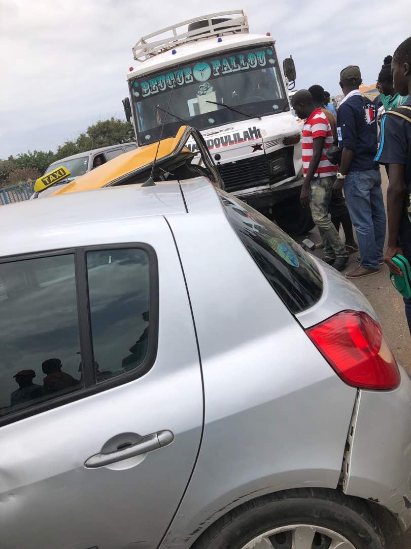 Foire : Un car Ndiaga Ndiaye fonce et réduit en miettes un taxi