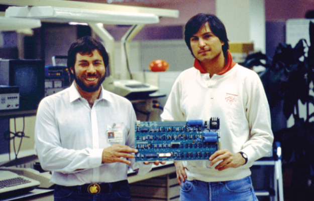 Steve Wozniak et Steve Jobs (de gauche à droite), les deux hommes à l’origine d’Apple en 1977.