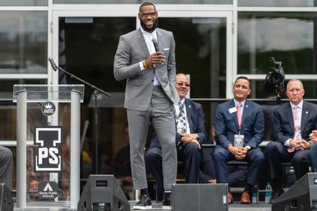 USA: flot de soutiens pour LeBron James, insulté par Trump, y compris de Melania