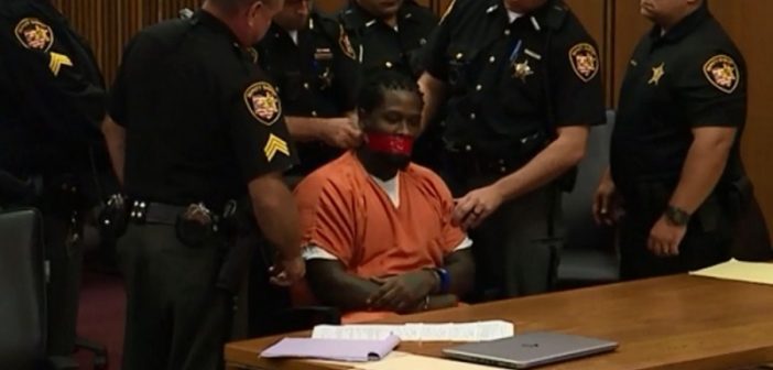 USA: L’accusé refuse de se taire, un juge ordonne aux policiers de le bâillonner (Vidéo)