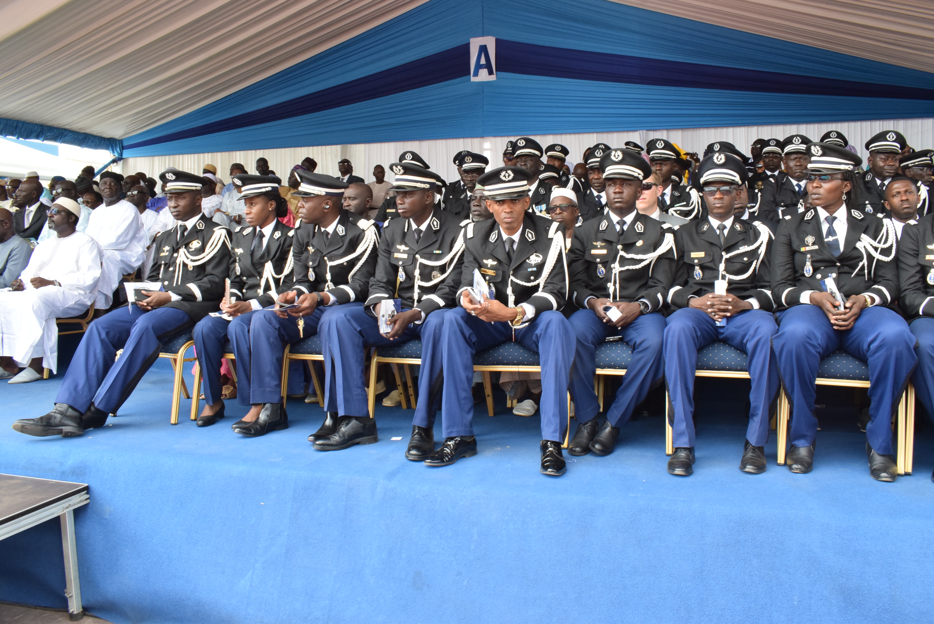 Photos : Installation de Cheikh Sène dans ses fonctions de nouveau Haut Commandant de la Gendarmerie nationale et Directeur de la justice militaire Photos : Installation de Cheikh Sène dans ses fonctions de nouveau Haut Commandant de la Gendarmerie nationale et Directeur de la justice militaire