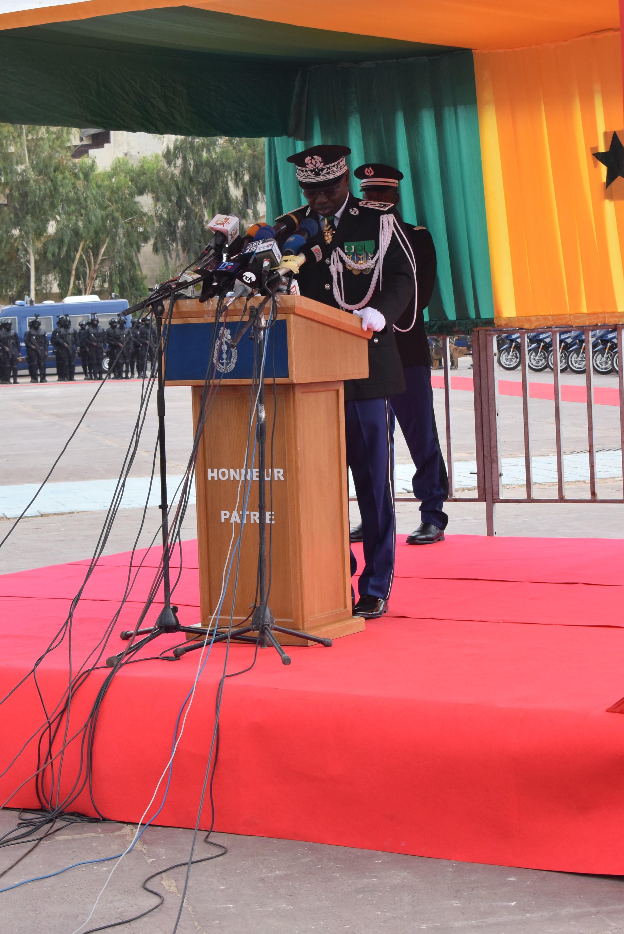 Photos : Installation de Cheikh Sène dans ses fonctions de nouveau Haut Commandant de la Gendarmerie nationale et Directeur de la justice militaire Photos : Installation de Cheikh Sène dans ses fonctions de nouveau Haut Commandant de la Gendarmerie nationale et Directeur de la justice militaire