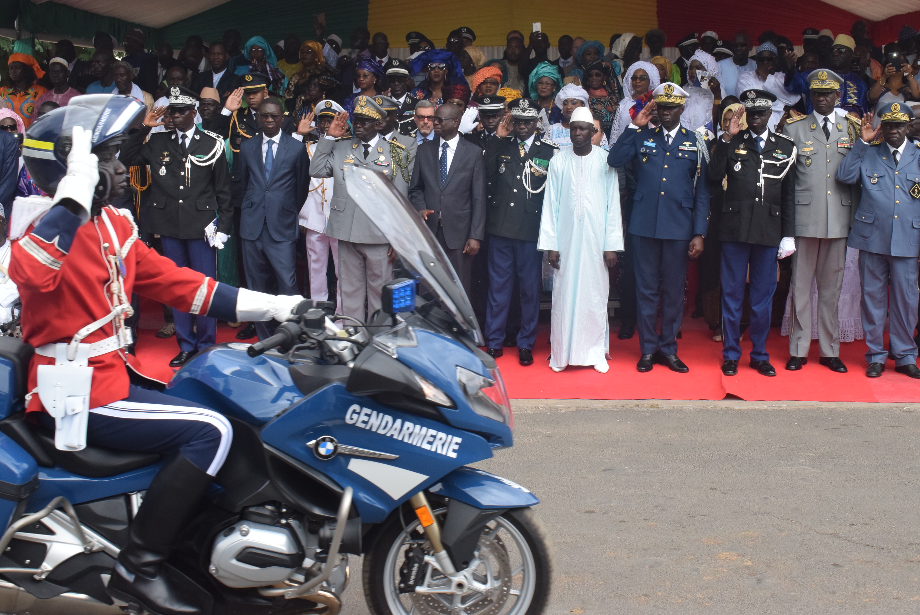 Photos : Installation de Cheikh Sène dans ses fonctions de nouveau Haut Commandant de la Gendarmerie nationale et Directeur de la justice militaire Photos : Installation de Cheikh Sène dans ses fonctions de nouveau Haut Commandant de la Gendarmerie nationale et Directeur de la justice militaire