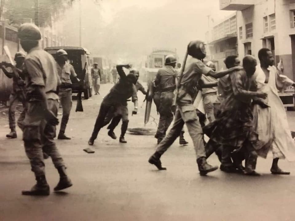 Novembre 1990 : Manifestation pour l'accès aux médias d'Etat et à des élections libres démocratiques et transparentes