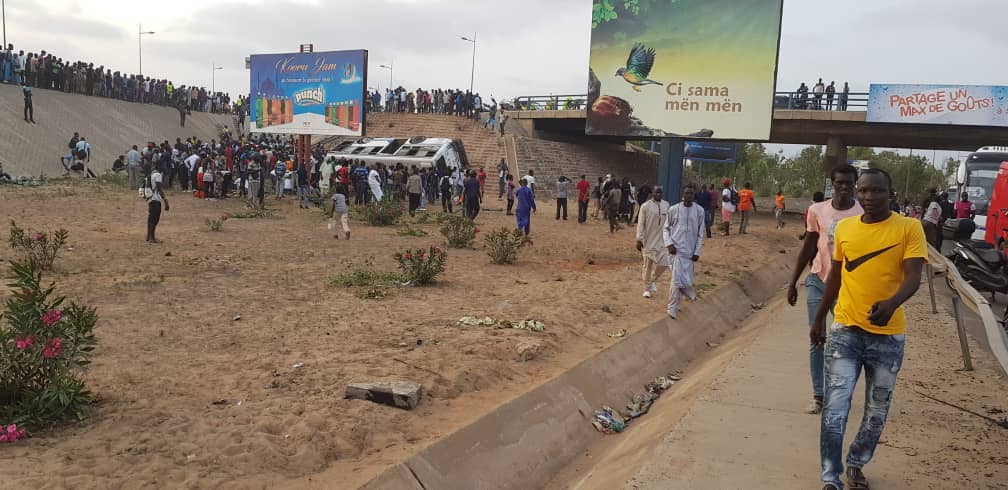 Accident: Un bus "Tata" tombe de l'échangeur de la Patte d’Oie et fait plusieurs blessés