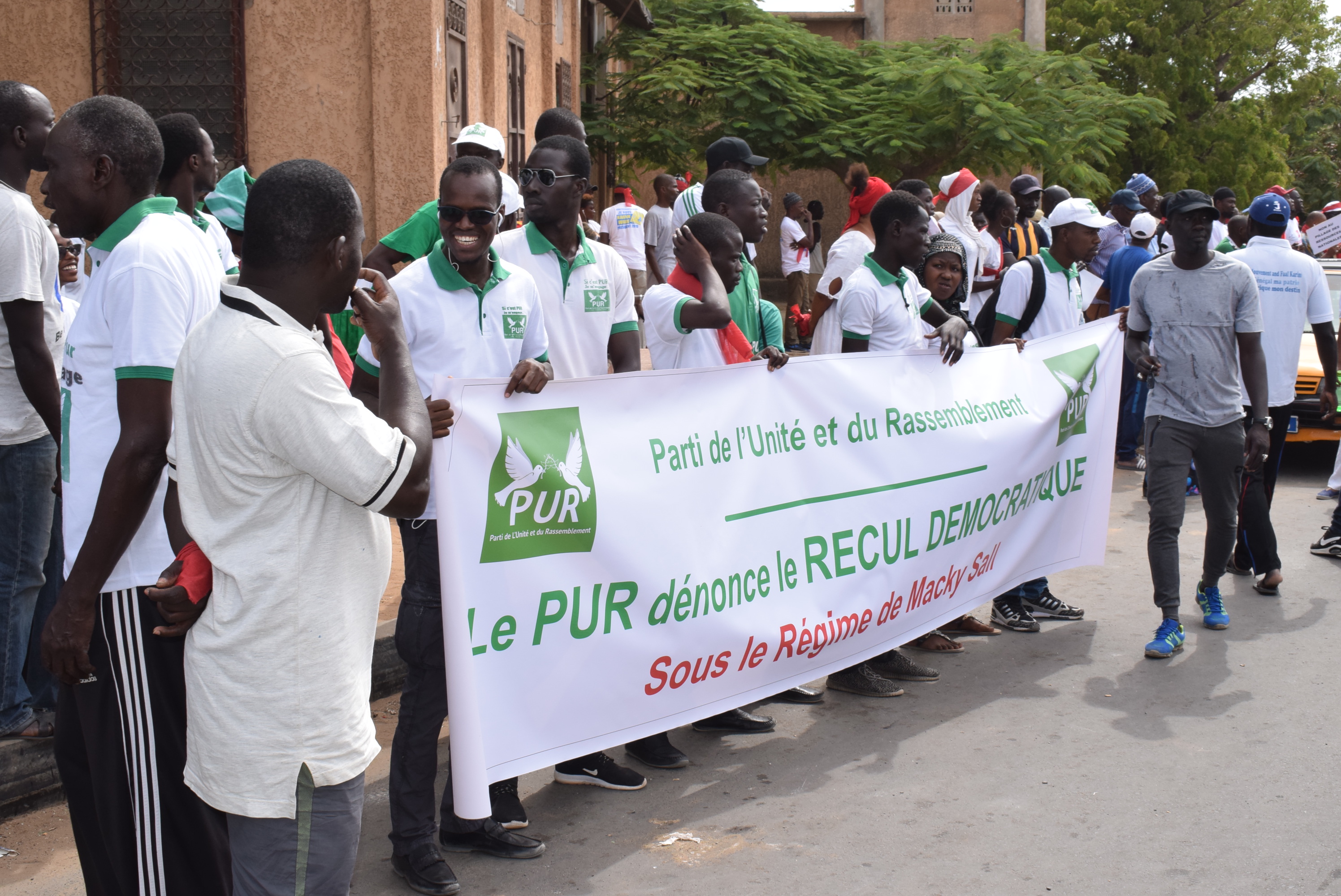 Photos : les images de la marche du Front de Résistance Nationale (FRN) à Guédiawaye et Pikine  Photos : les images de la marche du Front de Résistance Nationale (FRN) à Guédiawaye et Pikine