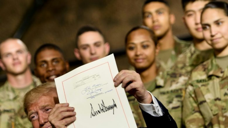 Trump signe un budget record pour le Pentagone