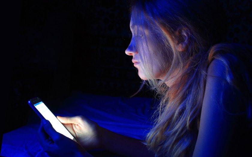 Smartphone : comment la lumière bleue de vos écrans risque de vous rendre aveugle