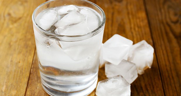 Santé: voici pourquoi boire de l’eau glacée est dangereux