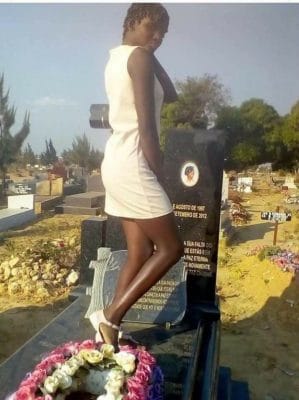 Une fille prend une pose sur la tombe de sa mère !!!