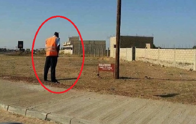 Arrêt sur image: Ce policier urine en pleine rue devant une pancarte qui...l’interdit !