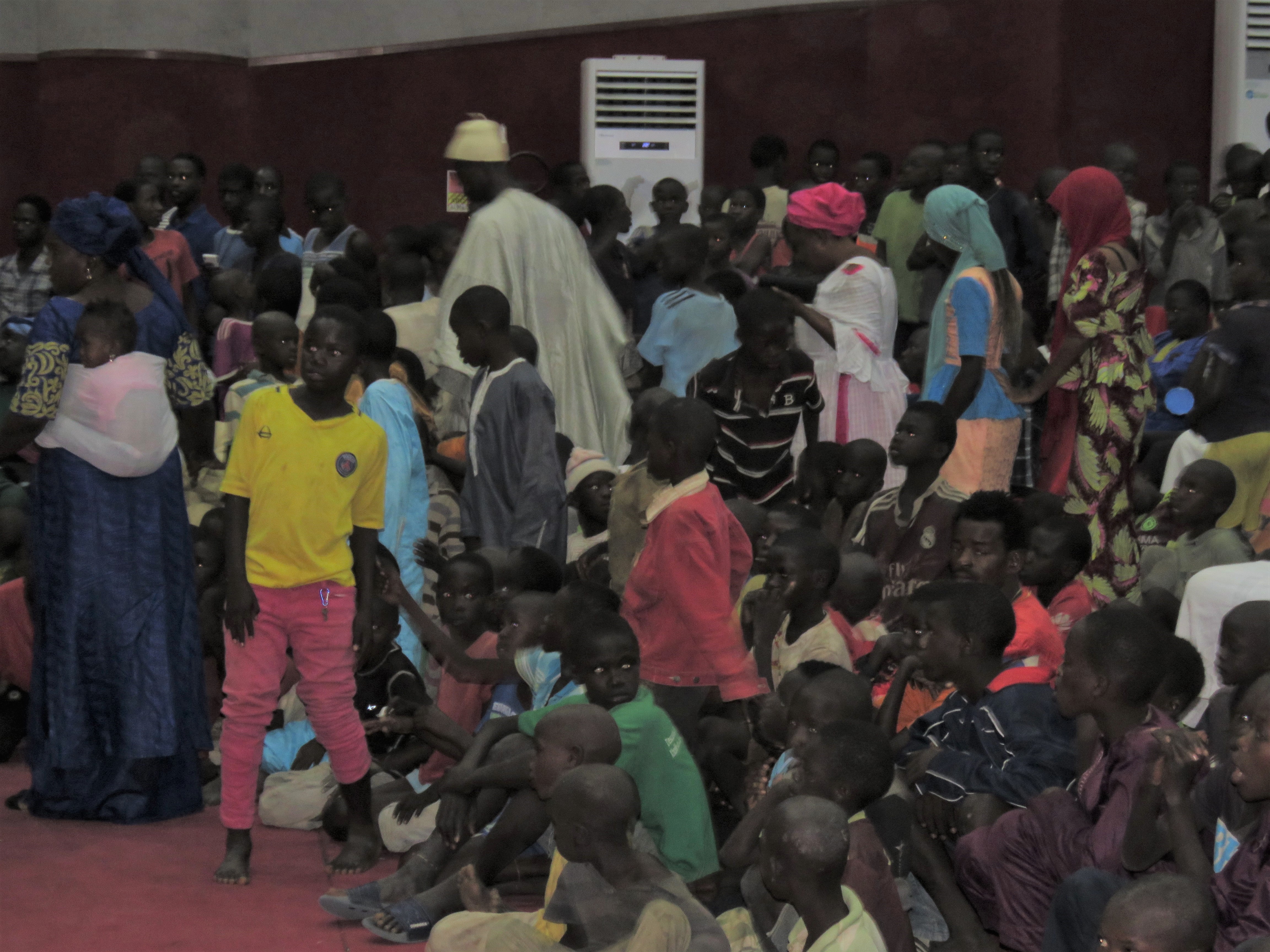 Le député Diop Sy habille 2500 talibés à Tivaouane