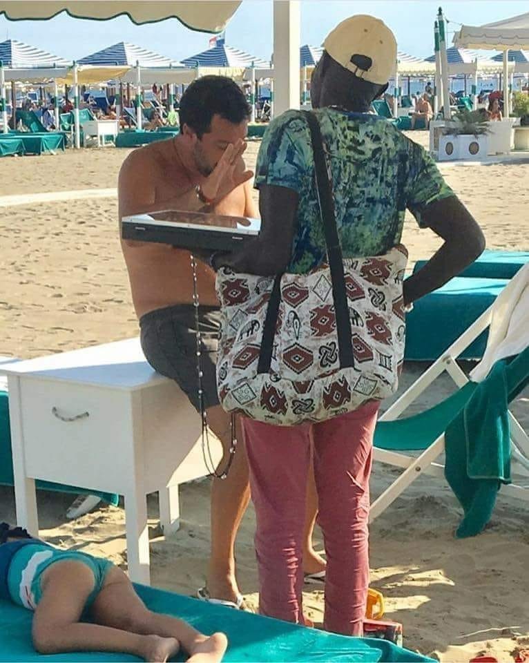 Insolite : le Modou-modou vend sa marchandise à Matteo Salvini, le ministre de l'Intérieur italien
