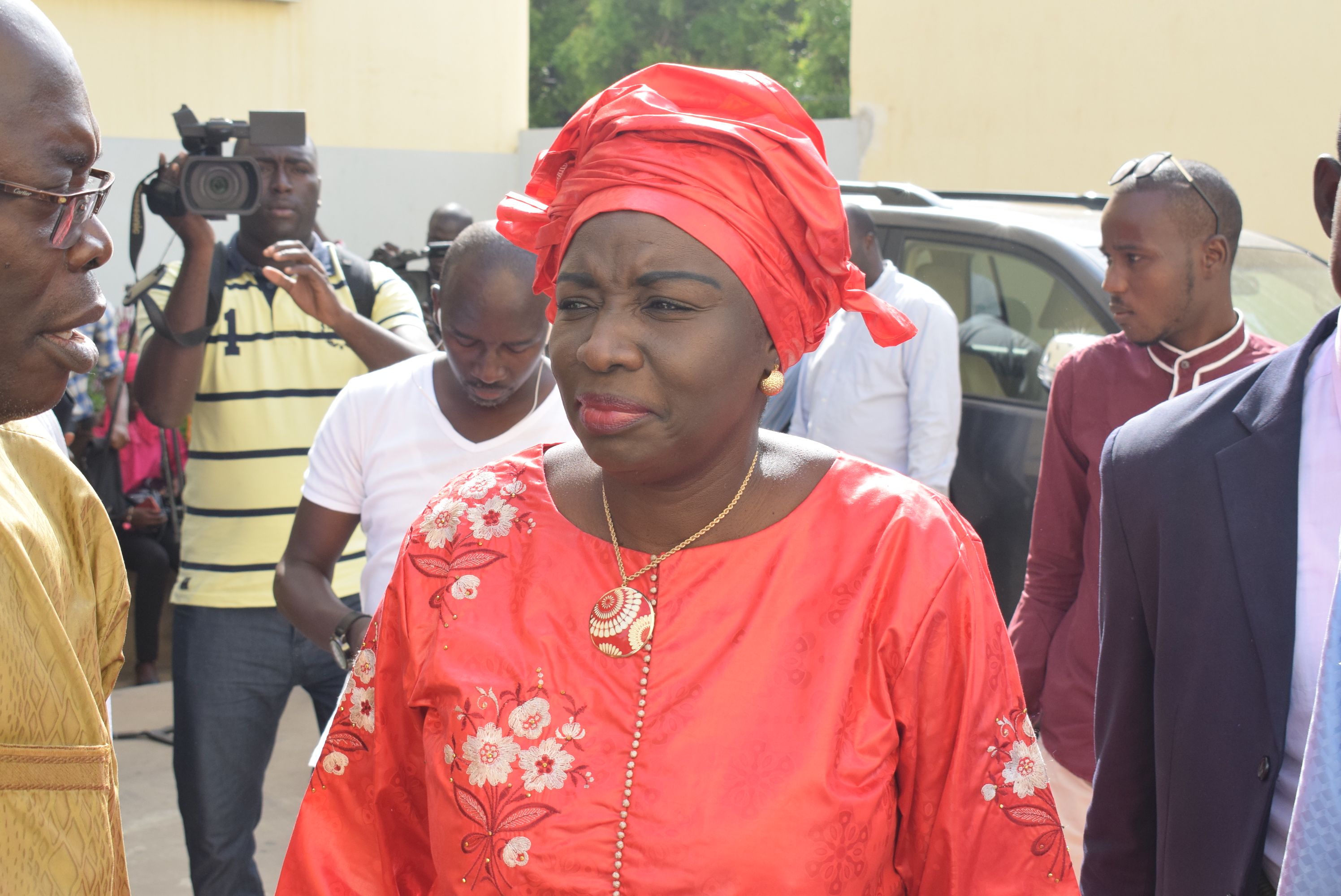 Photos : Aminata Touré et les Coordonnateurs nationaux, lors de la remise des supports de collecte pour le parrainage à la DGE