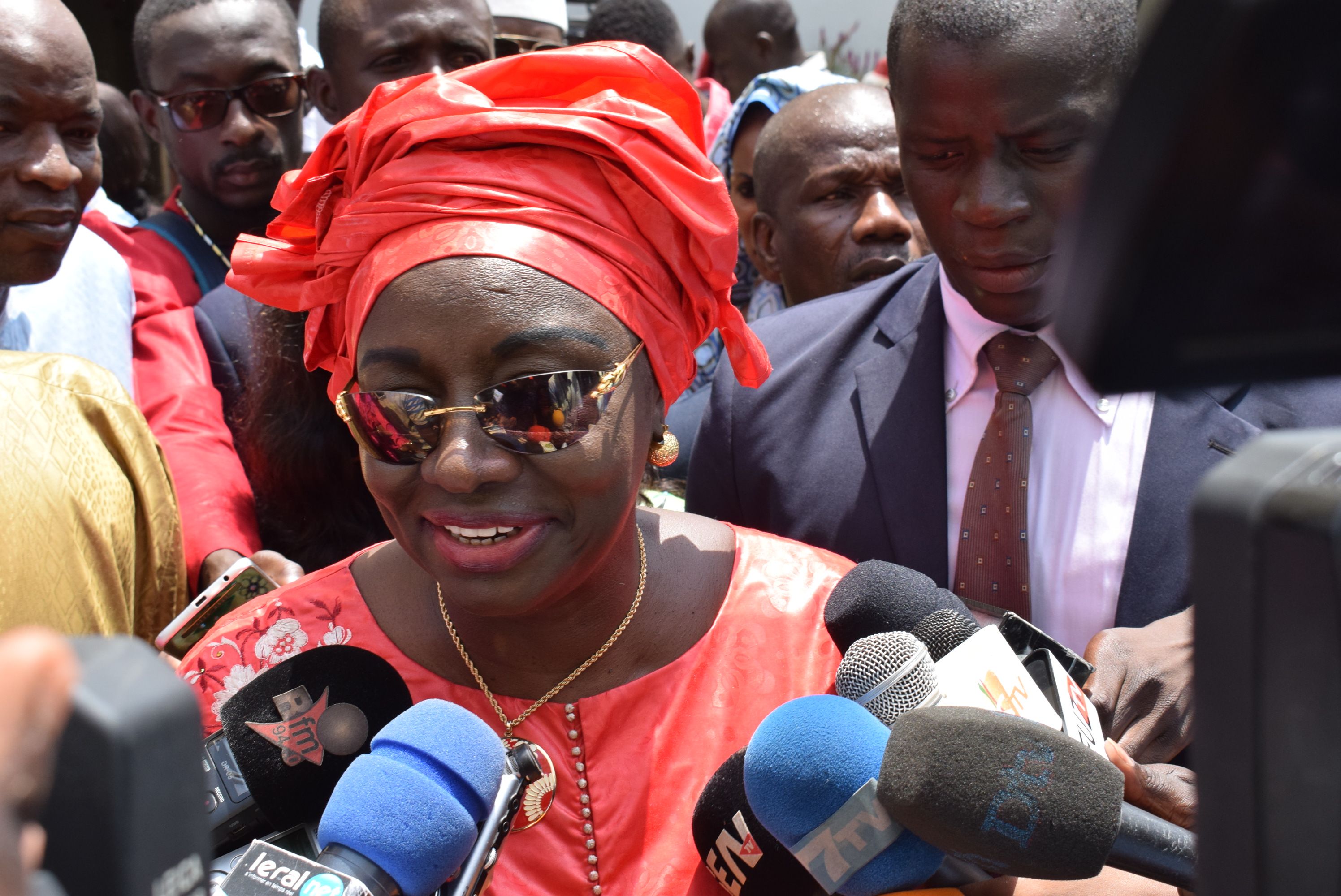 Photos : Aminata Touré et les Coordonnateurs nationaux, lors de la remise des supports de collecte pour le parrainage à la DGE