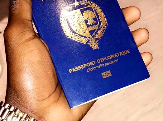 Scandale : le fils du responsable Apr de Touba Pathé Diakhaté « délivre » un passeport diplomatique à la fille de Ablaye Mbaye Pekh, indignation des Sénégalais du Web