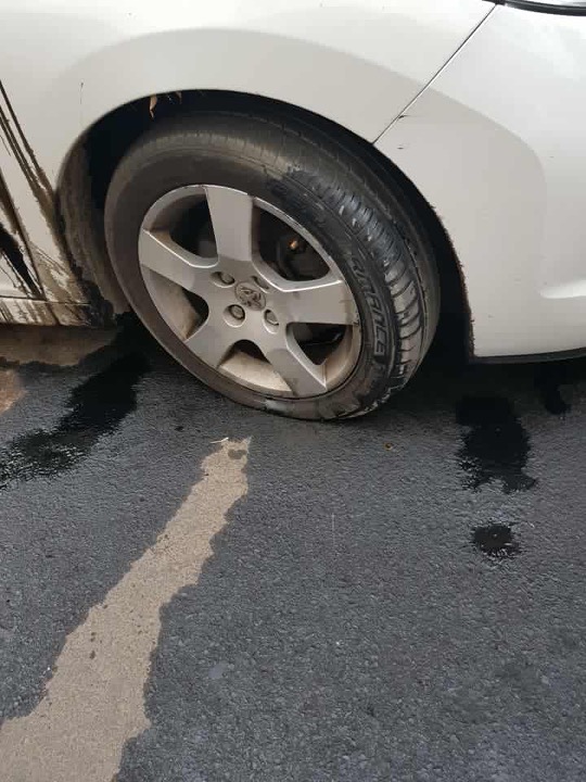 Insolite : Elle gare sa voiture devant ses voisins et la retrouve les pneus crevés et de l'huile versée sur la carrosserie