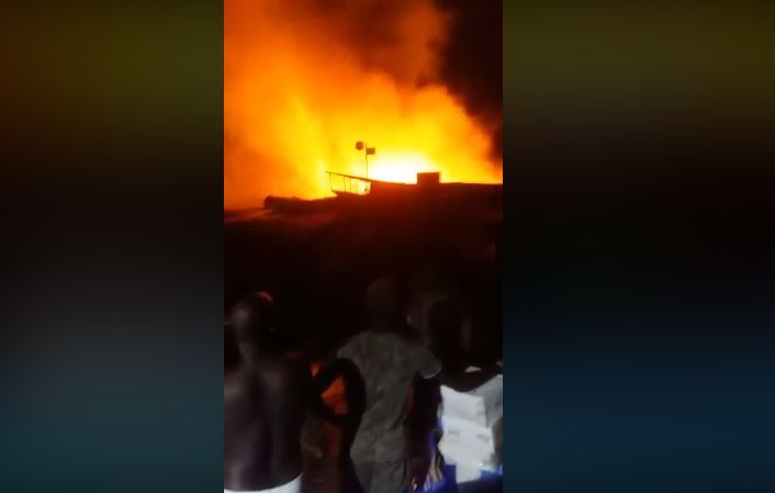 Incendie au marché Petersen:  la pluie s'invite en sapeur pompier