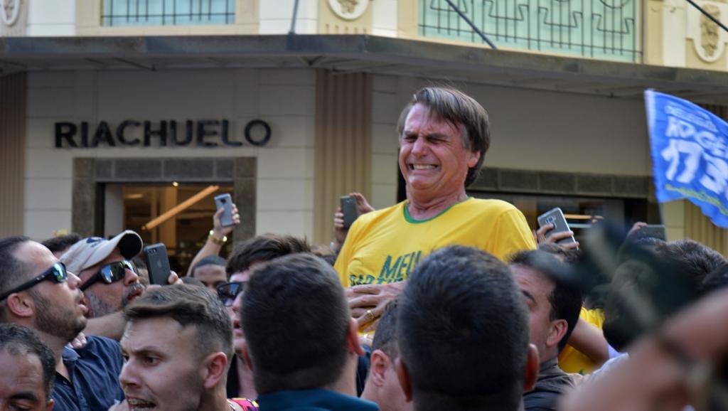 Brésil: le favori du 1er tour de la présidentielle poignardé en pleine campagne