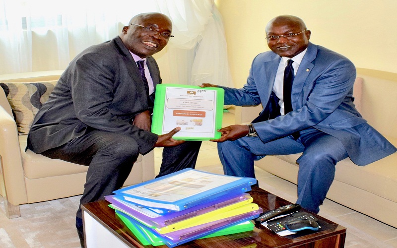 Candidature du Président Macky SALL : le Ministre Oumar Gueye dépose 10 000 signatures sur la table du Pôle parrainage