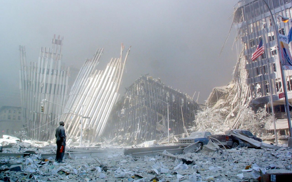 ARCHIVES. Un homme se tient dans les décombres des Tours jumelles, juste après les attentats, le 11 septembre 2001. AFP/DOUG KANTER