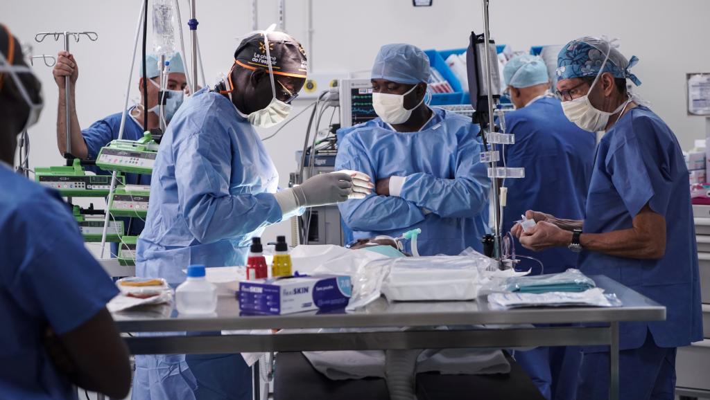 Chirurgie: première opération à cœur ouvert, réussie au Mali