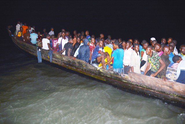 Vidéo – Une pirogue de migrants arraisonnée par la douane sénégalaise