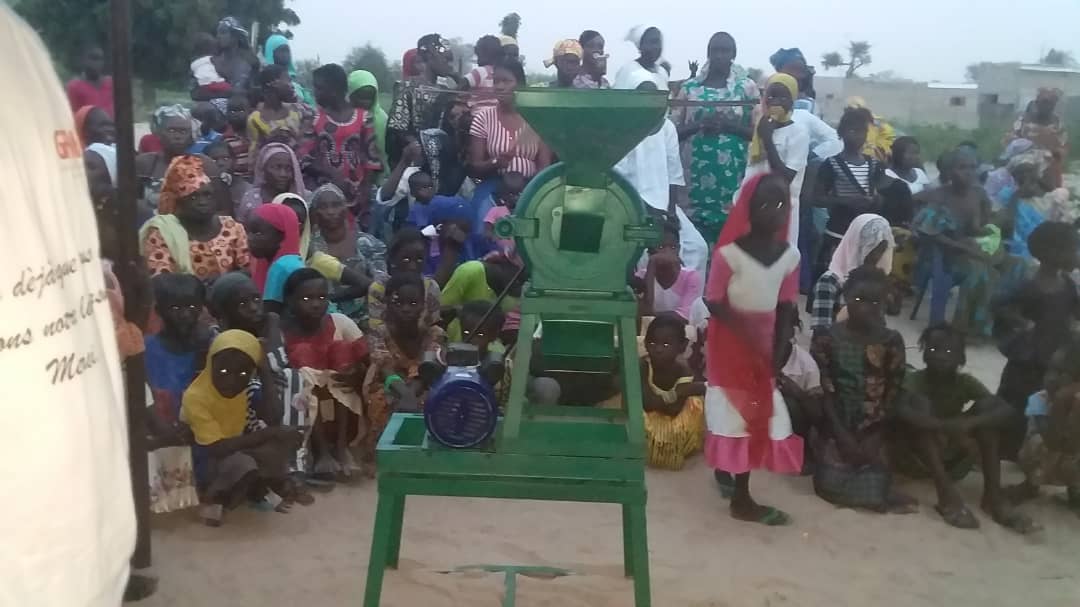 Ndoye Bane offre un moulin à mil