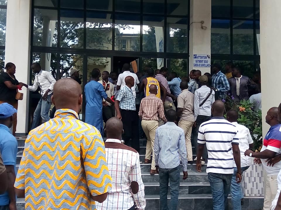 Poste:  l'Assemblée générale des travailleurs vire à la bagarre, plusieurs blessés (images)