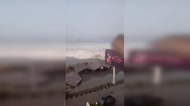 Séisme et tsunami en Indonésie : au moins 384 morts