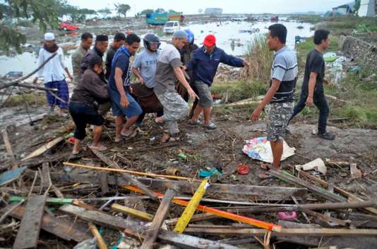 Indonésie:le bilan du séisme et du tsunami monte à 832 morts