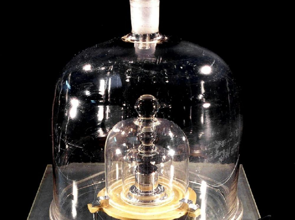 Un prototype du kilogramme conservé au Bureau International des Poids et Mesures Photo prise par: BIPM