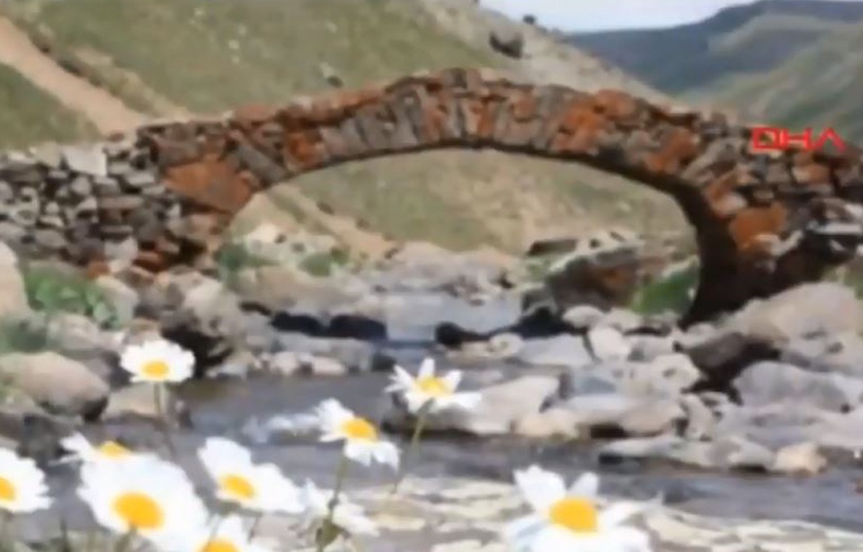 Le pont vieux de 300 ans du village d'Arslanca a été vu pour la dernière fois lundi dernier. — Capture d'écran Agence de presse Demirören (DHA)