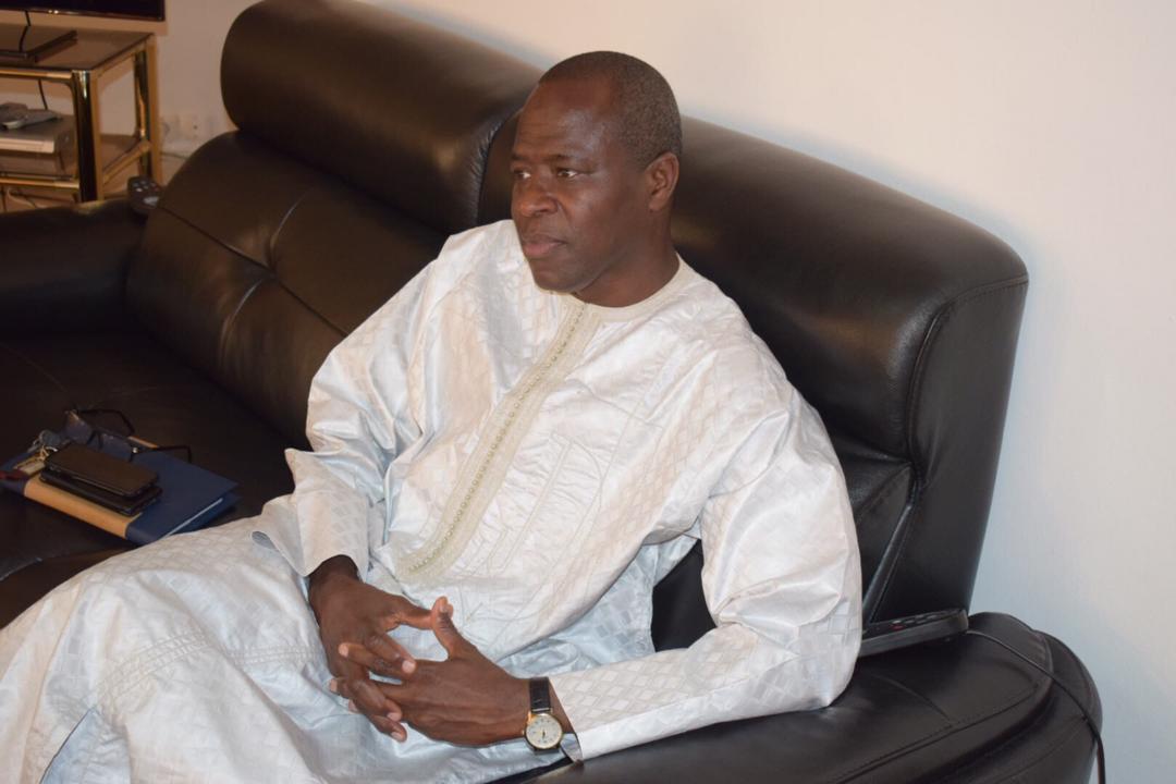 Yatma Guèye, le Directeur de Cabinet du Ministre Diene Farba Sarr, a remis au maire Abdoulaye Thimbo, un lot de signatures de 1.400 parrains