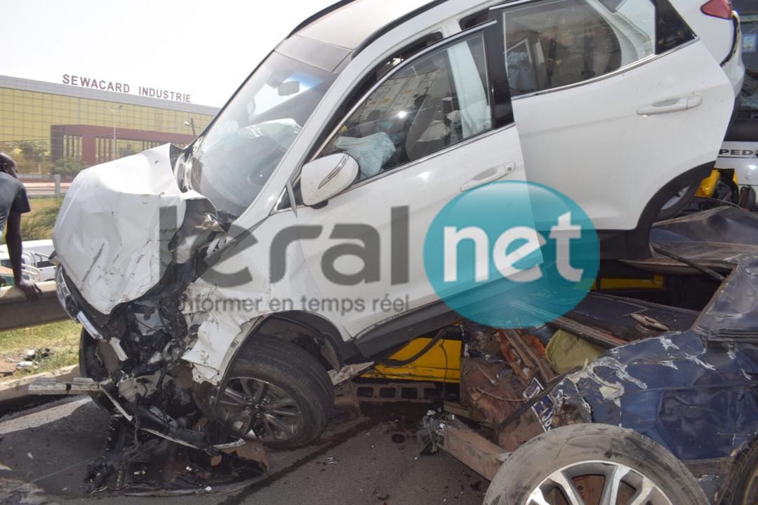 Photos - Accident sur l'autoroute à péage : Collision monstre entre plusieurs voitures à hauteur de Diamniadio