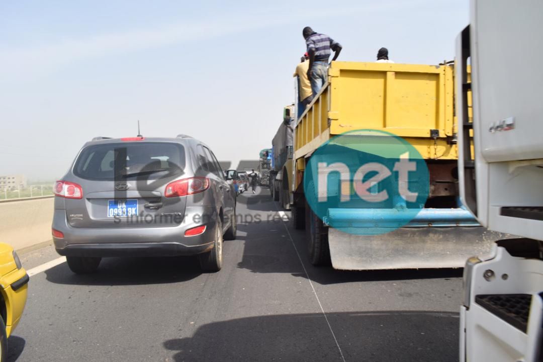 Photos - Accident sur l'autoroute à péage : Collision monstre entre plusieurs voitures à hauteur de Diamniadio