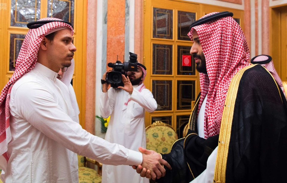Salah Khashoggi, le fils du journaliste tué, reçoit les condoléances du prince héritier d'Arabie saoudite, Mohammed ben Salmane, le 23 octobre 2018. — AP/SIPA/AGENCE DE PRESSE SAOUDIENNE